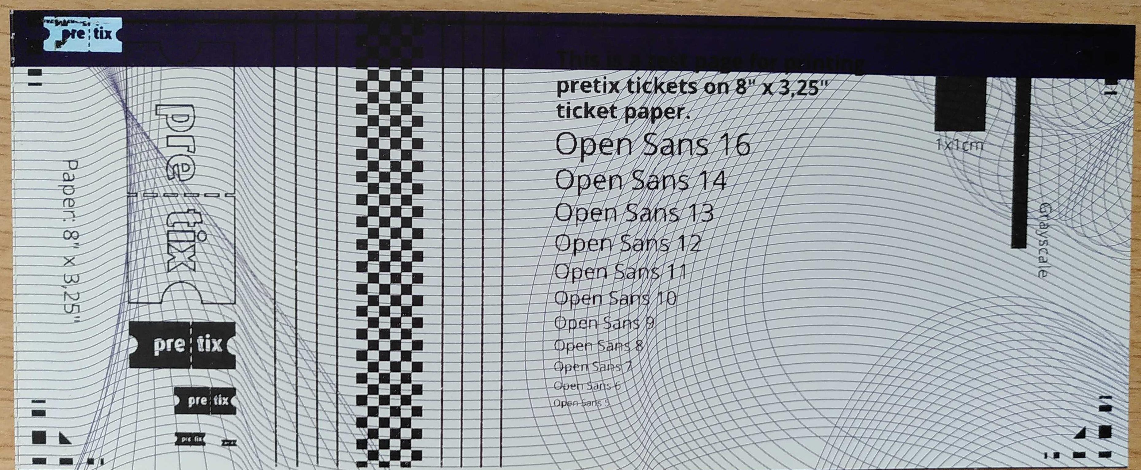 "Ein weißes Ticket mit lila Randstreifen, glänzendem i-ticket-Logo und schwarzem Aufdruck. Der Testdruck enthält Text in verschiedenen Schriftgrößen, Muster, Streifen und i-ticket-Logos."